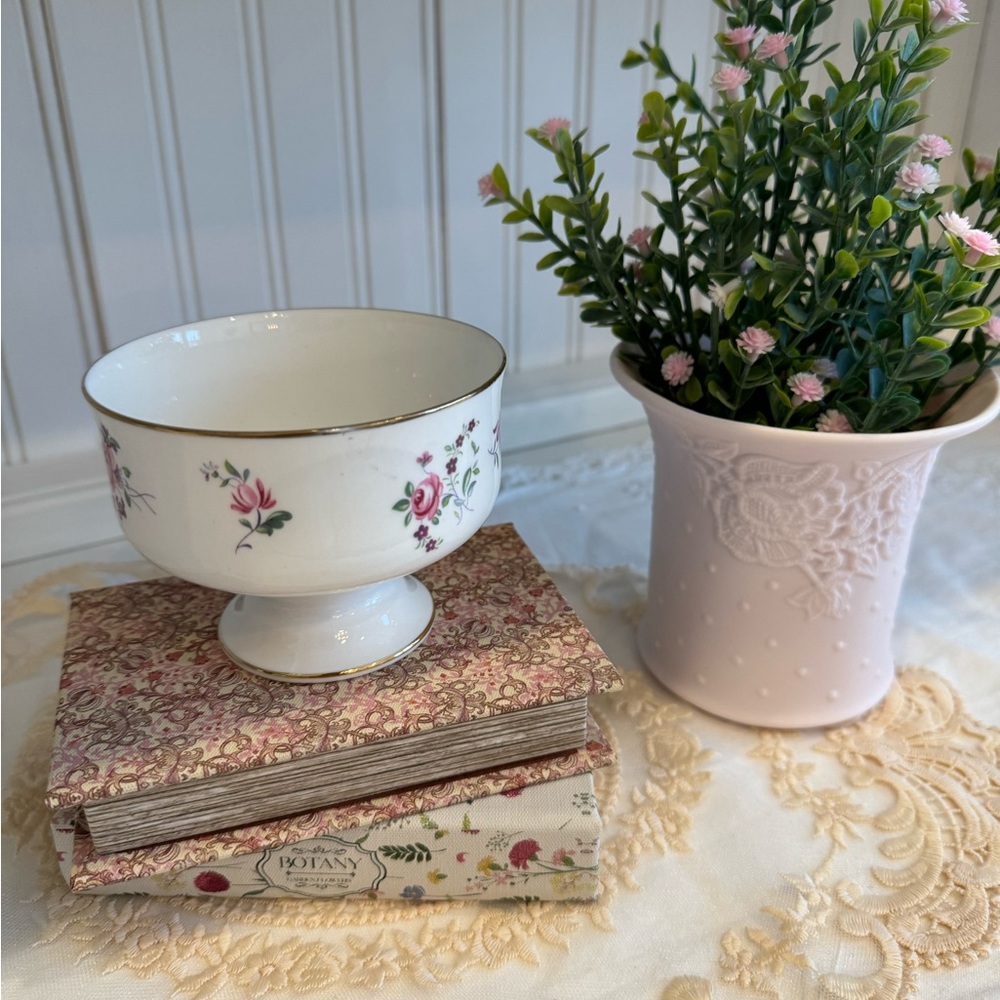 Set of 4 Royal Victoria Rosebud Footed Dessert bowls Fine Bone China England